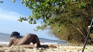 Eu estava pelada rebolando em público na praia