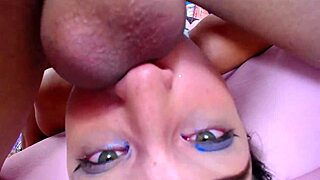 Вверх ногами Джазмин получает грубые глубокие минеты