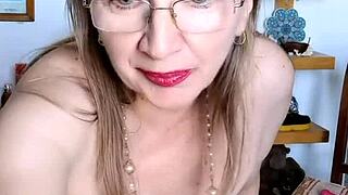 Horúca babka MariaOld dráždi obrovskými prirodzenými cicmi a červenou hračkou—zvládneš jej webcam show?