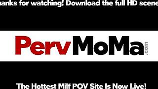 חמות מקועקעת רוכבת על הזין הענק של בן החורג עמוק בפנים