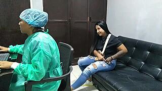 Prečo mi gynekológ líže pičku pri prehliadke?