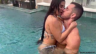 Latina gostosa faz sexo na sauna com pau grande