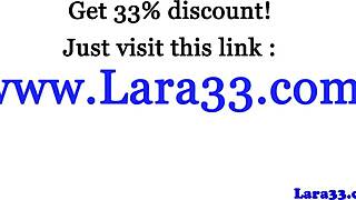 Zralá britská lesba si užívá detailní prstění a hračky v punčochách a podpatcích.