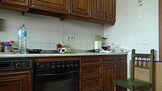 Nevlastná mama dojí kurac nevlastného syna a olizuje mu dieru