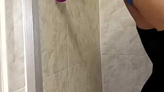 Latina si strká dildo v koupelně na divoký sólo orgasmus