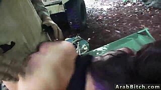 Arab tjej med flätor ger blowjob i muslimsk uniform hemma borta från hemmet