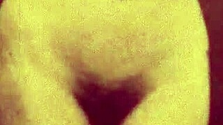 Mira escena retro de desnudarse con striptease de coño peludo y ropa rasgada