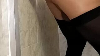 Latina si strká dildo v koupelně na divoký sólo orgasmus