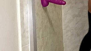 Latina si strká dildo v koupelně na divoký sólo orgasmus