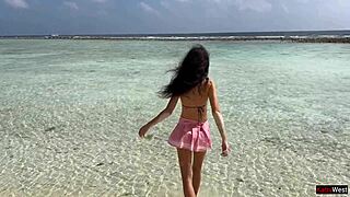 beauty peeing on maldives beach 😍 golden shower on glasses