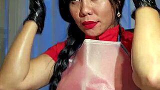 Pielęgniarka w lateksowych rękawiczkach dominuje pacjenta w szpitalu.