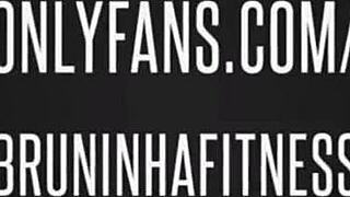 Gostosa z Instagramu se sprchuje a ukazuje svou velkou bustu a křivky zadku