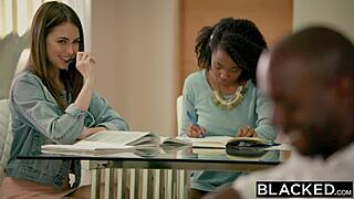 라일리 리드가 거대한 블랙 자지를 애널로 도기와 라이딩