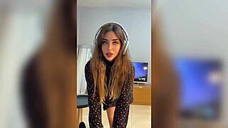 incredible how this girl fucks while listening to music 😍