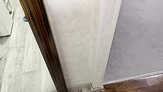 The girl seduced the clothing courier and gave herself completely in doggystyle