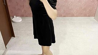 The girl seduced the clothing courier and gave herself completely in doggystyle