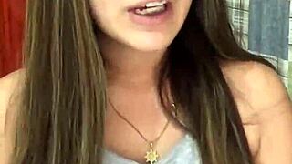 Güzel ince hatun seksi kıyafetleri rahat öğretiyor