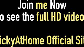 Olgun sarışın Vicky Vette büyük kıçını seks oyuncağıyla memnun ediyor