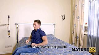 Moški trdo jebe zrelo porno igralko v belih nogavicah!