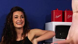 Bruna CFNM humilla creep desnudo pajándose en bragas 😏