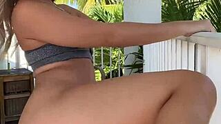 Szép nap Luna Luxe-nak az erkélyen maszturbálni 😊