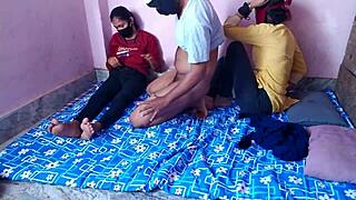 Trio réel avec la copine d'un ami en sexe indien hindi