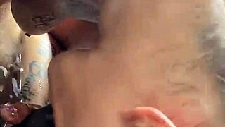 Strawberry Lulu gives blowjob to Druffbandit in the tub