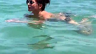 آنا بولينا تتناك عنيف مختلط عرقي على الشاطئ العام