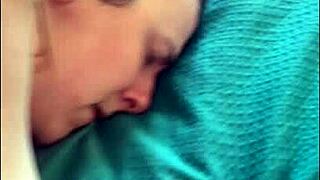 Våt fitte dynket før stor kuk stikk