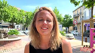 Julie, francuska MILF suka, szuka przyjemności z małymi cyckami i twardym rżnięciem