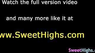 Brunet studerende i uniform får facial afsprøjtning