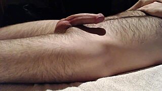 Coppia Gay Serba Godendosi una Giornata Casuale Insieme