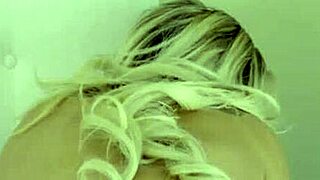 Abang tiri tunjuk kote besar kepada babe remaja. Dia kagum.