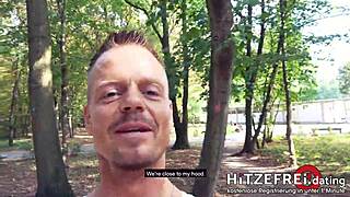 ランダムな男ボドが公園でミルフのスラットジャナ・シュワルツを激しくバン！