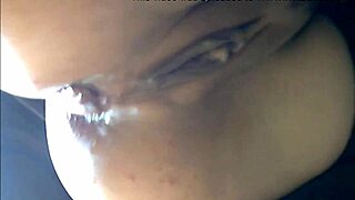 Isteri comel main dubur dengan lemon