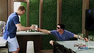 Miksi Johnny ja Robbie Rivers tekevät barebackia penthouse-uima-altaalla?