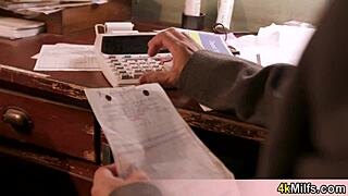 Milf franceză nimfomană îl surprinde pe soț la magazin cu sex POV rapid