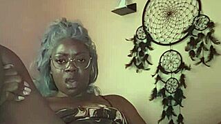 nae 침대에서 여유롭게 보지 손가락질 자위 흑인 곡선 클로즈업