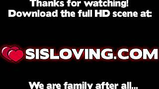 Blondine Dylann Vox suger stesbrors pik mens hun pisker store patter barfodet