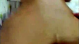 estoy demasiado excitada y le entrego mi culo a mi amigo para que me haga suya