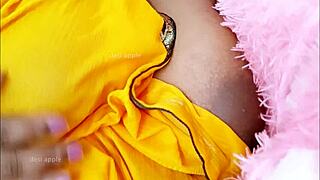 فتاة جامعية آسيوية تعرض صدرها الكبير؟