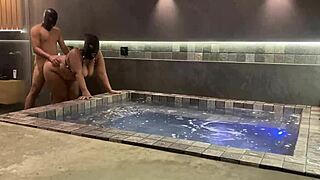 Peguei a morena por trás e soquei na buceta dela! 😈