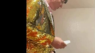 Milf gives blowjob during comedy