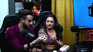Latina Havena Cep provoca com punheta de brinquedo no podcast