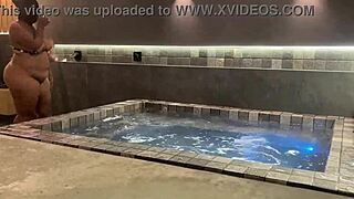 Peguei a morena por trás e soquei na buceta dela! 😈