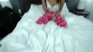 أخ بالتبني يتسلل لغرفة أخته المراهقة 18+ 18+ لدفع شرجي محرم