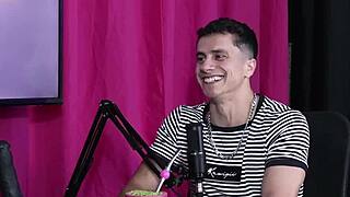 Brazilská kráska v průsvitné červené spodní prádle bokem