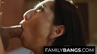 אחות חורגת יפה בולעת את הזין של אח חורג בגינה - ג'ודי ג'ולי, קודי סטיל