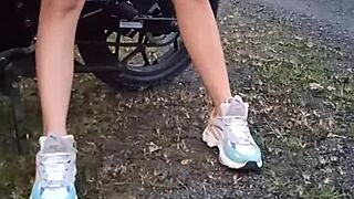 enseñando sus tetas y coño en público