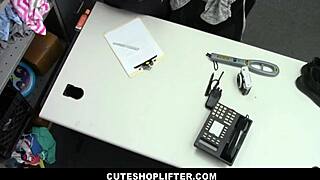 붉은 머리 18+ 도둑이 경비원과 거래해서 나가